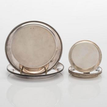 Lasinalusia, 18 kpl, cocktaillusikoita, 7 kpl, hopea, ja pullonalusia 3 kpl, alpakka, suomalaiset valmistajat, 1930-luku.