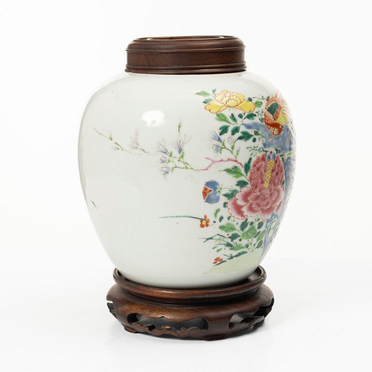 A porcelain pot with wooden cover and stand, China, Qing dynasty, 19th century.