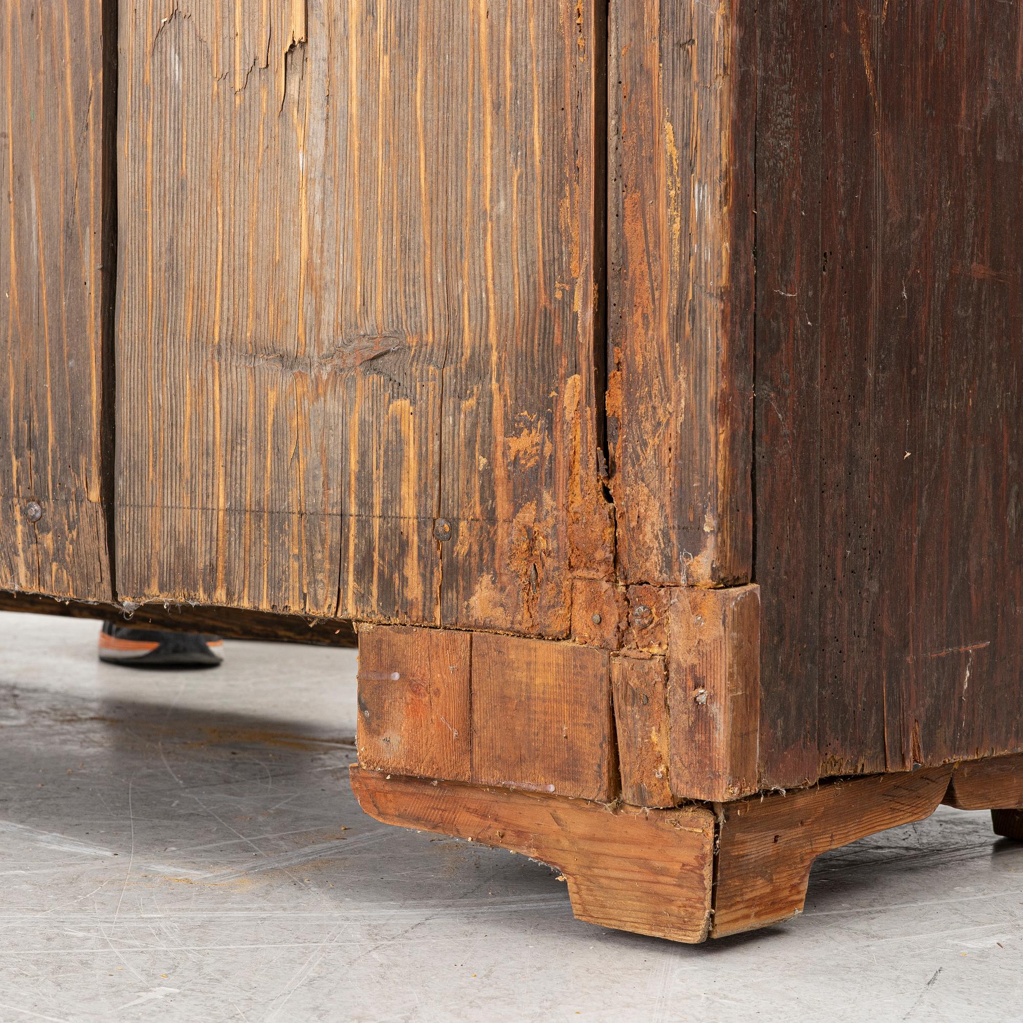 A cabinet, 19th century.