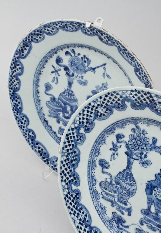 TALLRIKAR, 3 st, porslin, Kina, 1700-tal.