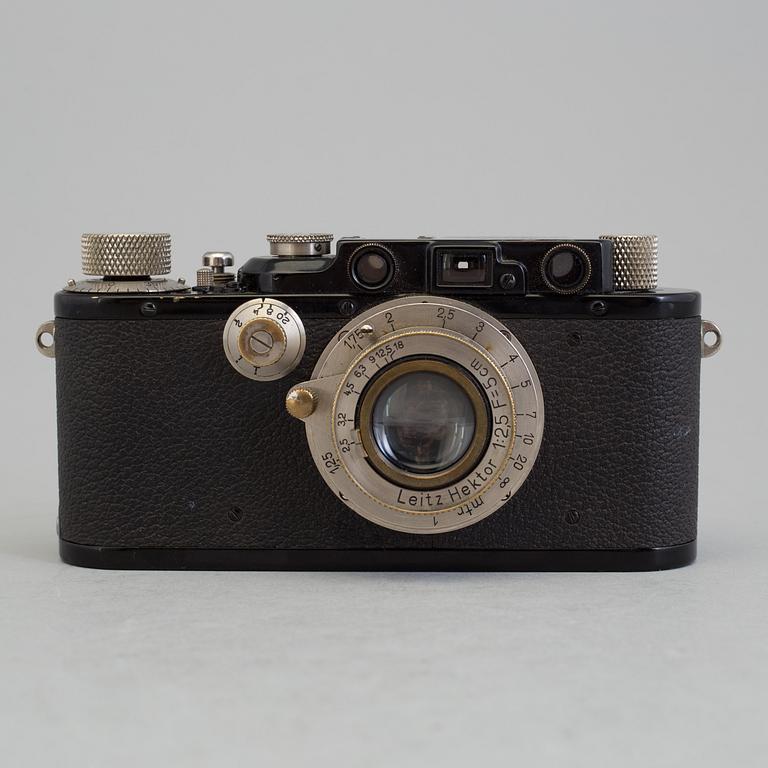A early 1930s black body Leica no 123864 with a chrome Hektor 1:2,5 F=5 cm lens. With table stand.