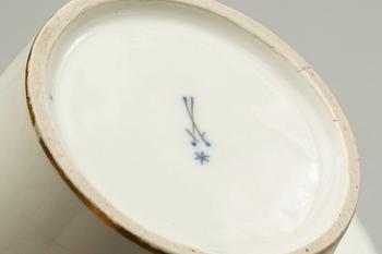 KAFFEKANNA samt TALLRIK, porslin, okänd tillverkare resp Meissen, Marcolinis-period(1774-1814).