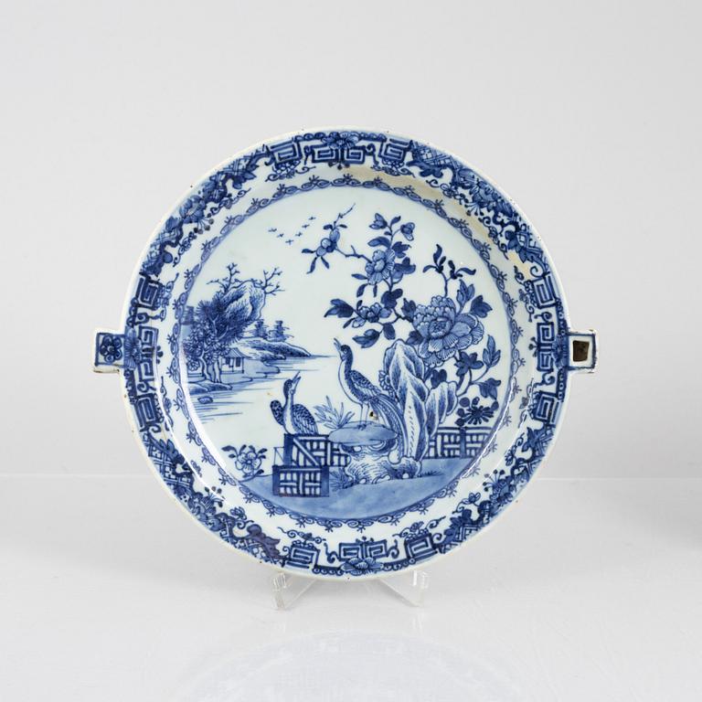 Two blue and white export porcelain warm water plates, Kina, Qianlong (1736-95).