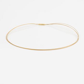 An 18K gold necklace.