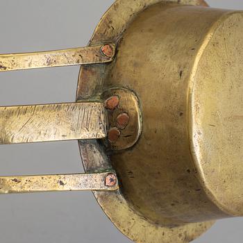 AN 18TH CENTURY BRASS SAUCE PAN.