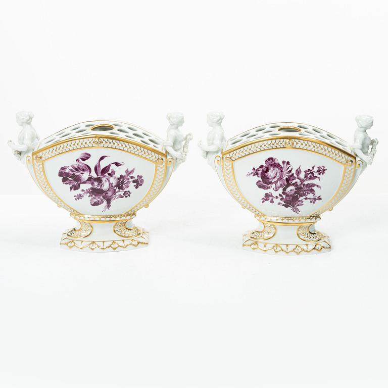 Royal Copenhagen, tulpanvaser, ett par"Juliane Marie purpur", 1905, Danmark.