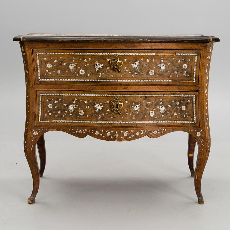 AN ITALIAN CHEST OF DRAWERS, Rococo, Italy, second half of 18th Century.