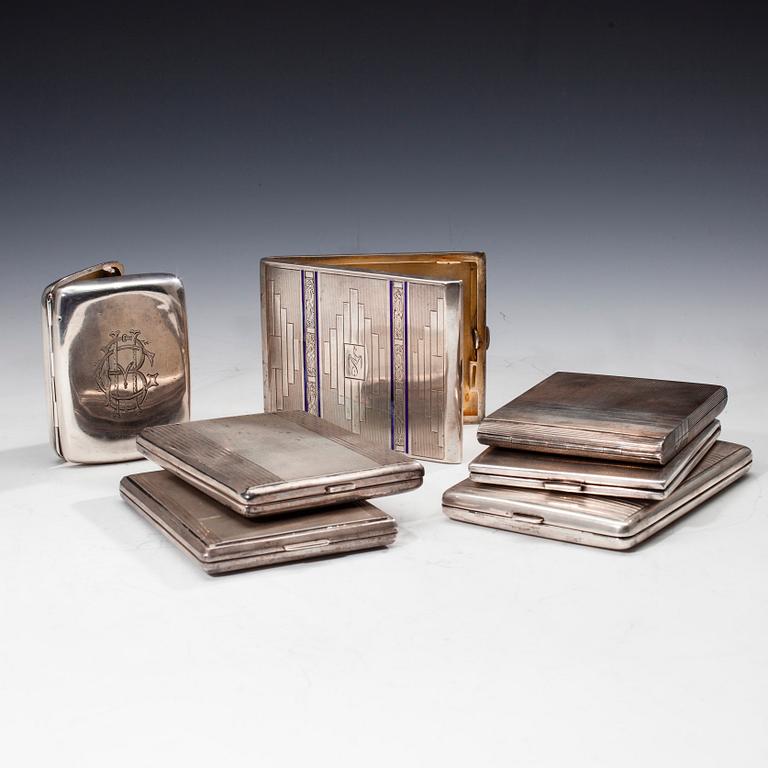 CIGARETTETUIER, 7 st, silver, bär bl a svenska importstämplar. Tot. vikt ca 817 g.