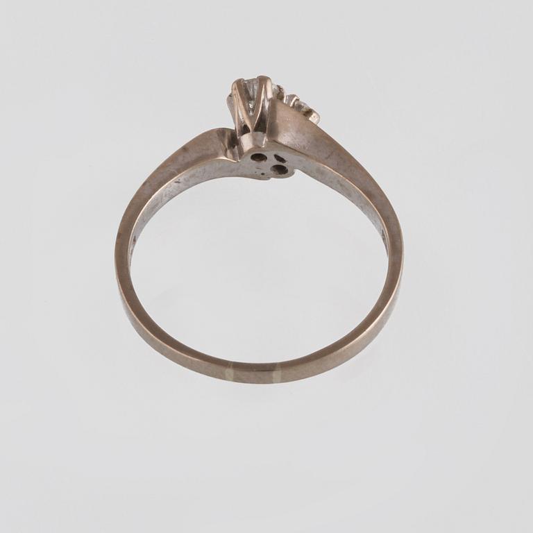 RING, 18K vitguld med 2 briljantslipade diamanter 0.30 ct, Gustav Dahlgren & Co, Malmö, 1973. Vikt 2,9 gram.
