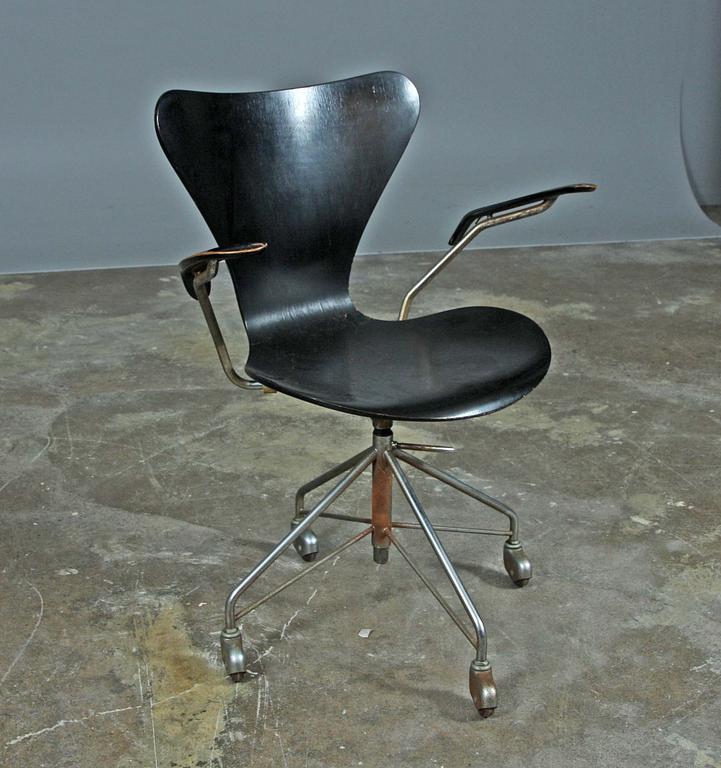 SKRIVBORDSSTOL, "Sjuan", Arna Jacobsen för Fritz Hansen 1964.