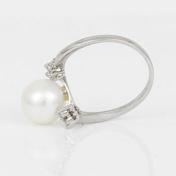 RING, 14K vitguld med odlad saltvattenspärla och små diamanter. Vikt ca 3,43 g.