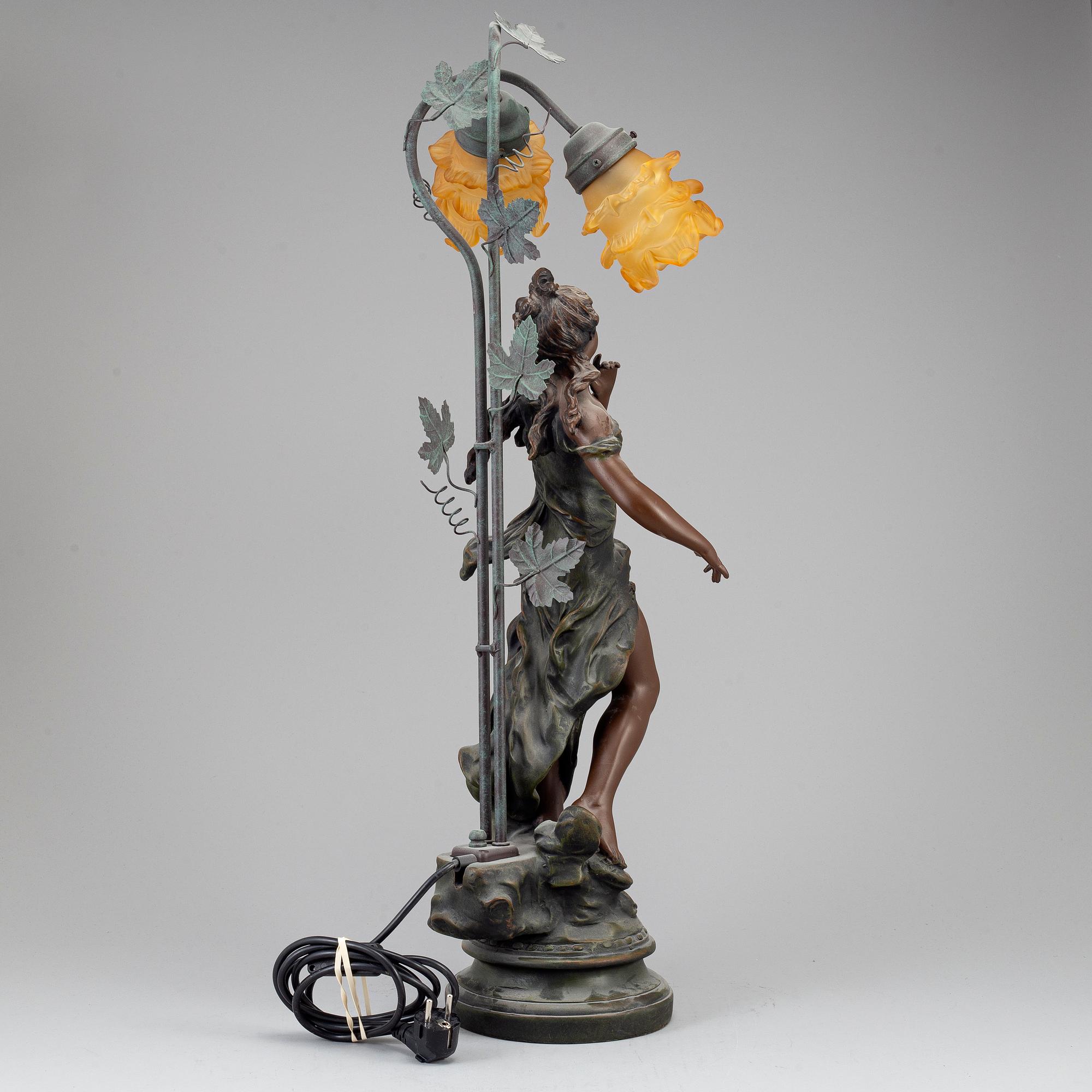 An Art Nouveau style table lamp.