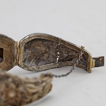 A Chinese silver filigree bracelet with inlays stone, early 20th century.