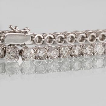 ARMBAND, 18K vitguld med briljantslipade diamanter ca 15.22 ct. Vikt 17,1 gram.