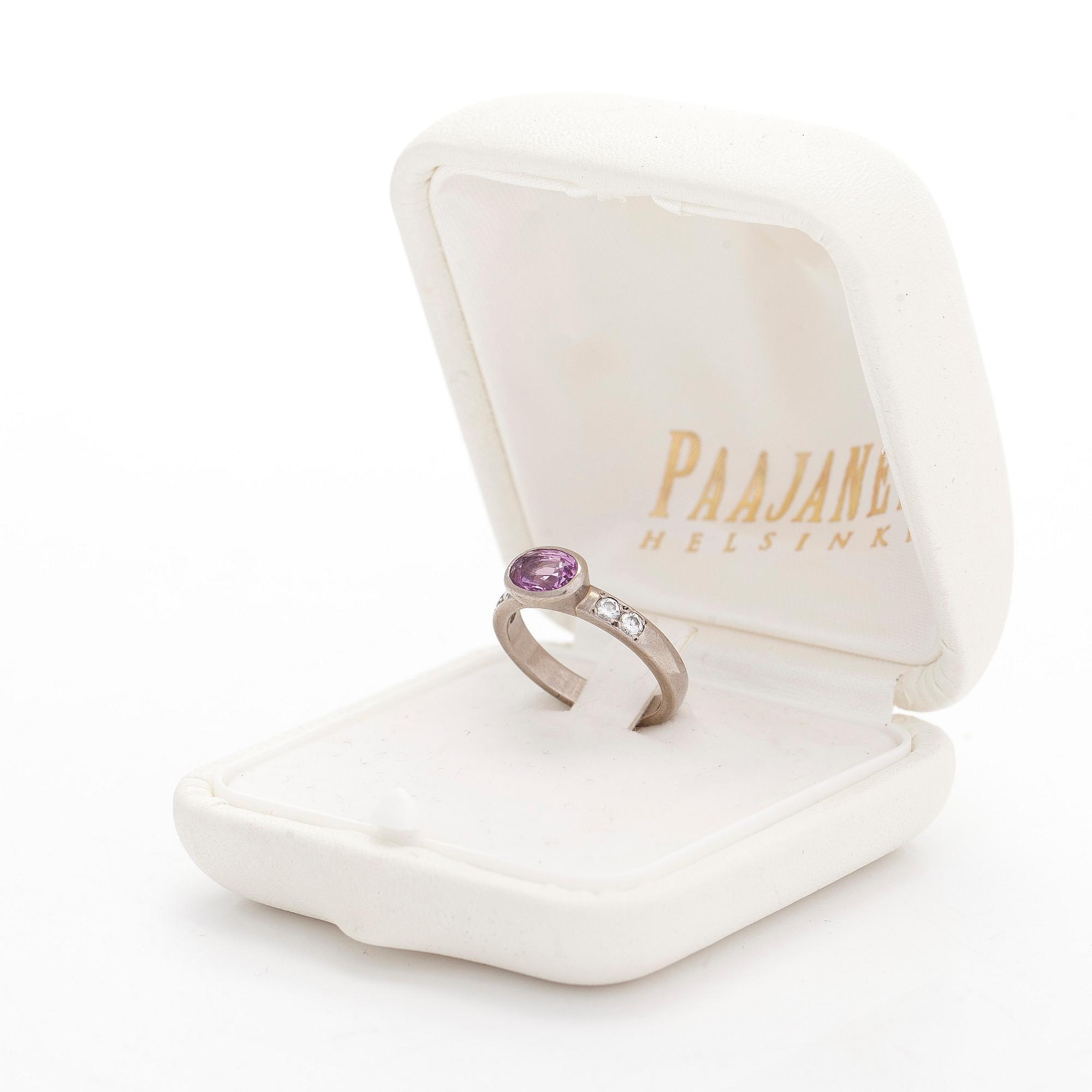 Sormus, 18K palladiumvalkokultaa, ovaalihiottu safiiri ja timantteja.