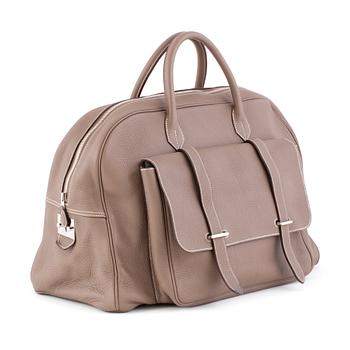 HERMÈS, an étoupe leather travelbag "Steven overnight bag".