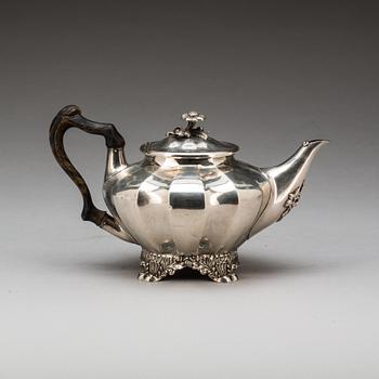 TEKANNA, silver, Gustaf Möllenborg, Stockholm, 1837, total vikt 830g.