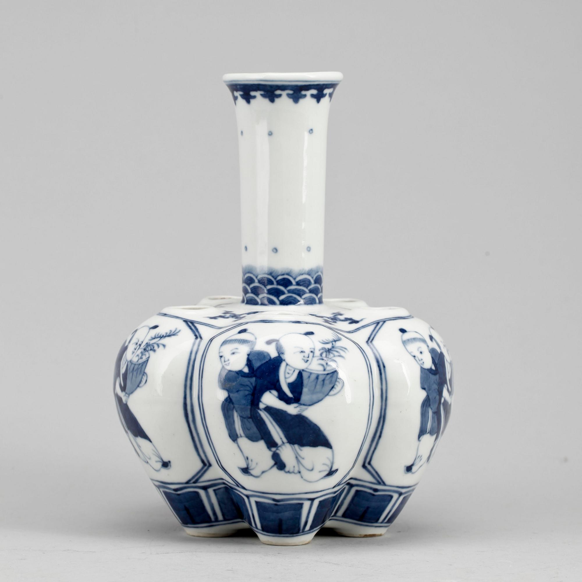 TULPANVAS, porslin. Kina, troligen ca 1900.