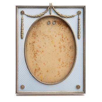 325B. Fabergé, verkmästare Antti Nevalainen, ram av emalj och delvis förgyllt silver, S:t Petersburg 1899-1908.