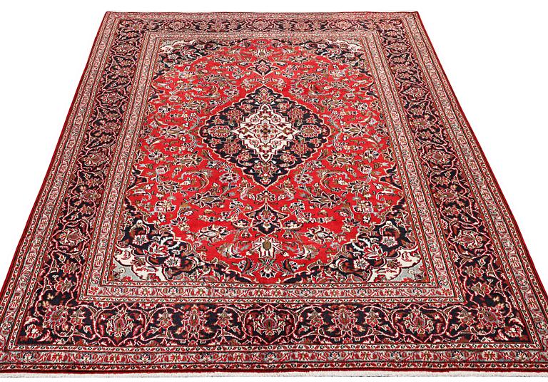 A Kashan carpet, c. 290 x 204 cm.