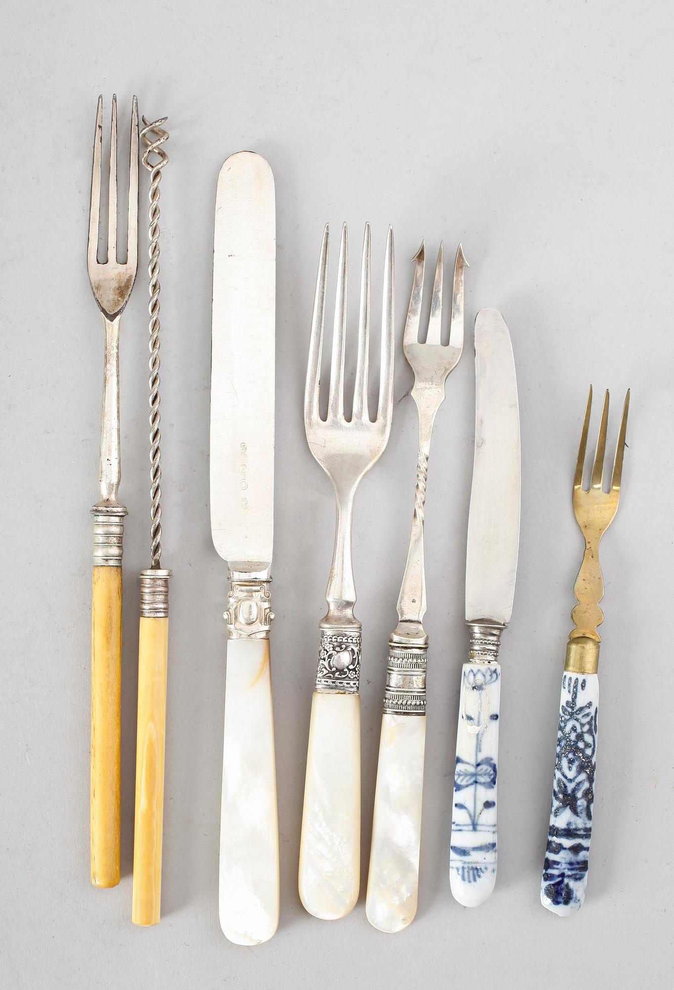 SCHATULL, orientaliskt, med bestick olika modeller nysilver och pärlemo, sent 1800-/tidigt 1900-tal.