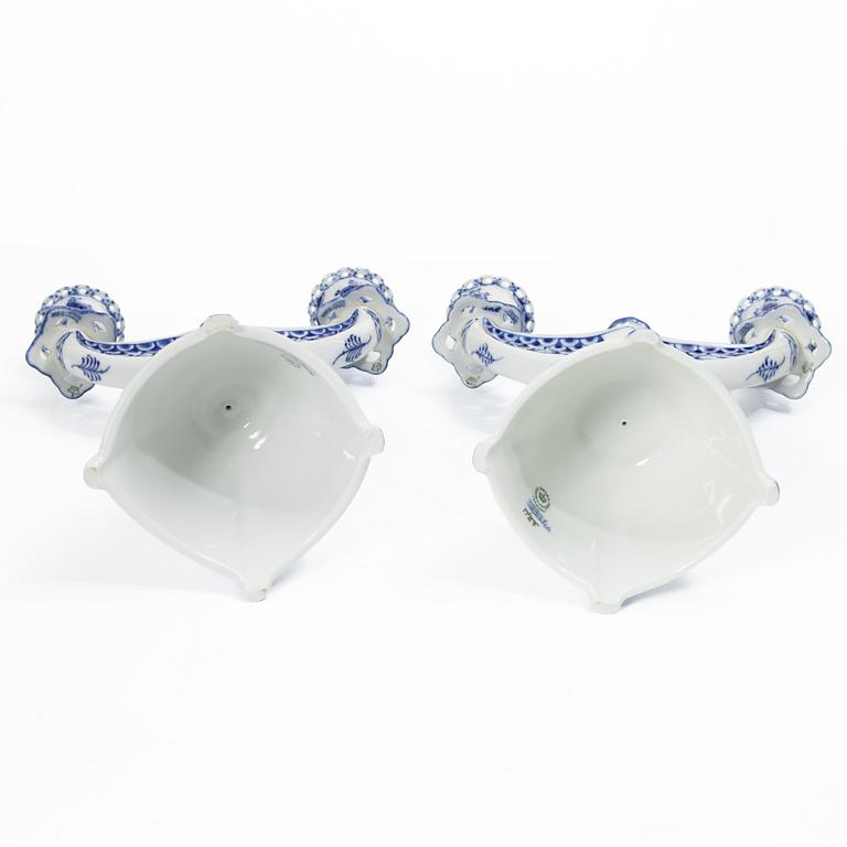 Royal Copenhagen, Serveringsskålar, tre stycken samt terrin, porslin, "Musselmalet helblond" (Blue fluted full lace), 1968-73.