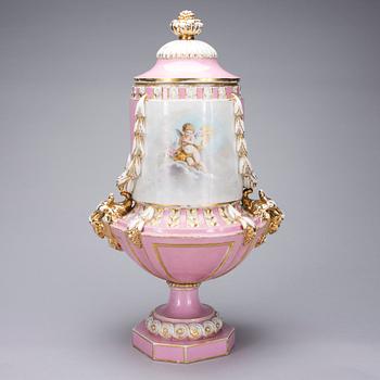 LOCKURNA, porslin, Sèvres-liknande märke, 1900-talets första hälft.