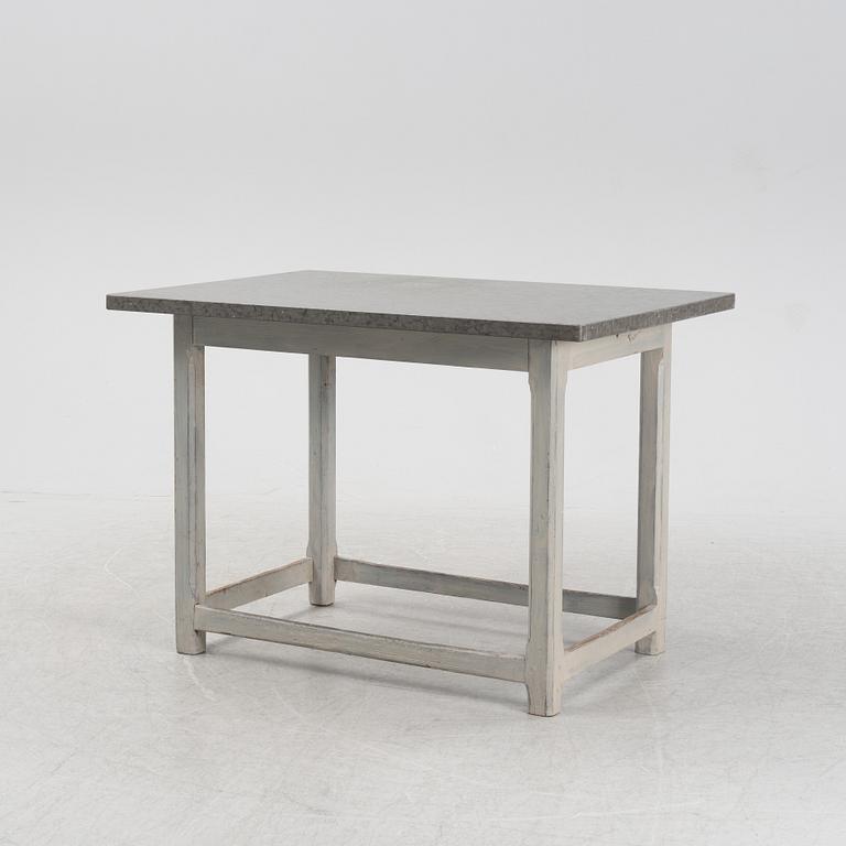 Bord med kalkstensskiva, 1800/1900-tal.