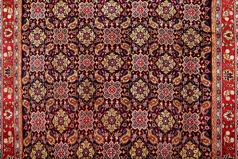 A Hamadan carpet, c. 296 x 197 cm.