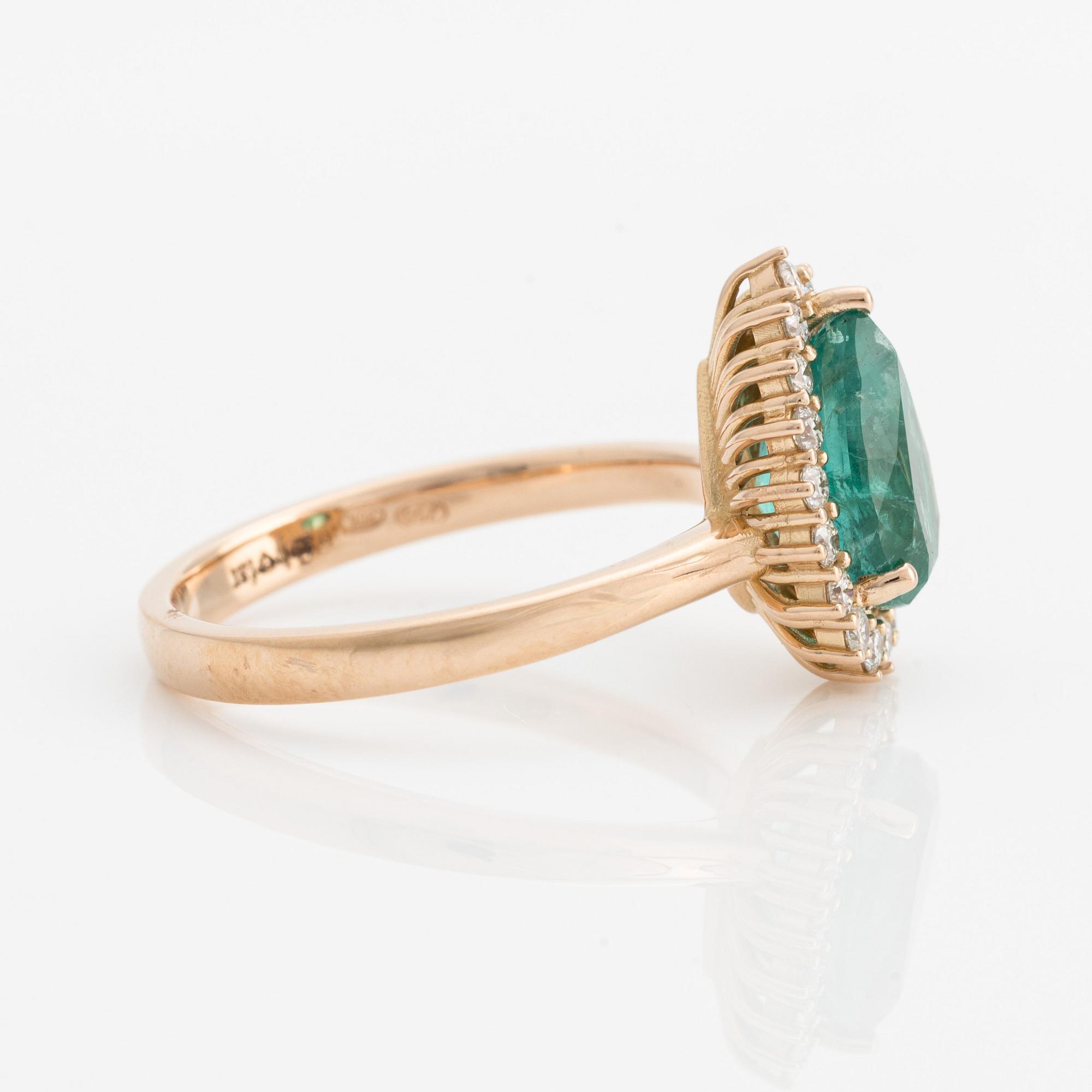Ring med droppformad smaragd och briljantslipade diamanter.