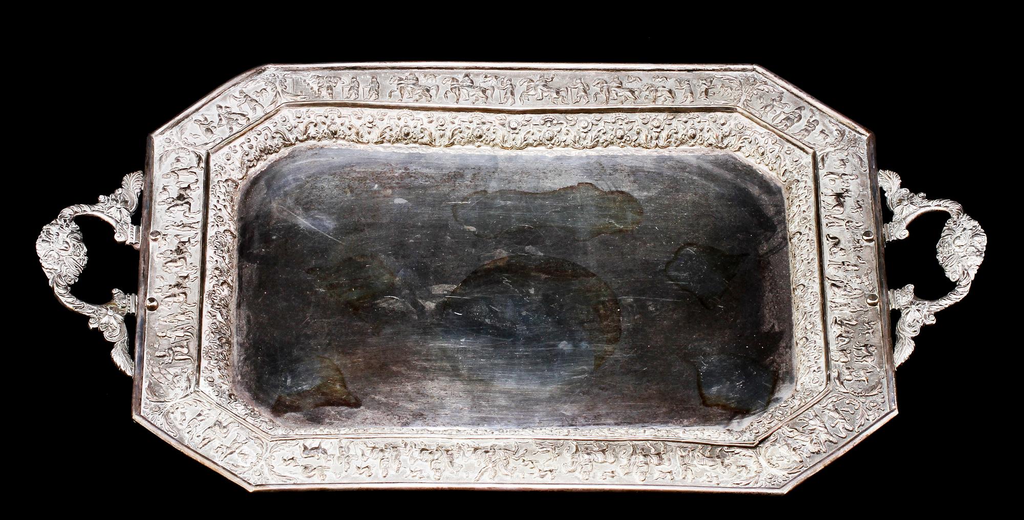 BRICKA, silver, orientalisk, 1900-talets första hälft. Tot. v. ca 2445 g.