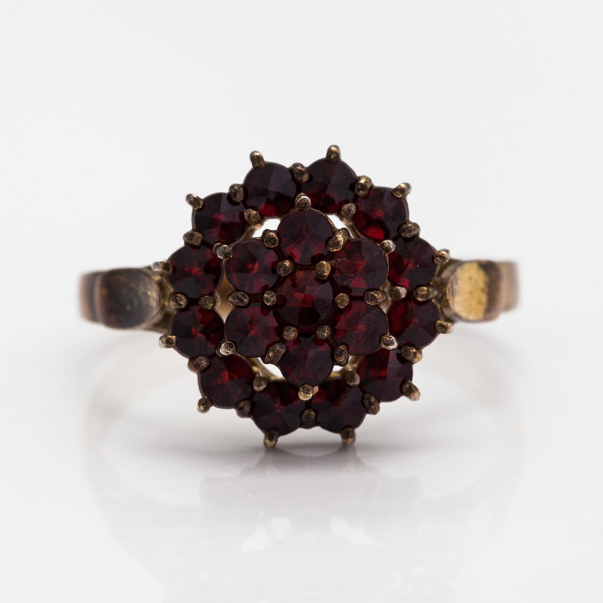 Sormus, korvakorupari ja kaulakoru, kullattua hopeaa ja granaatteja.