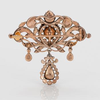 A silver brooch set with round brilliant-cut diamonds.