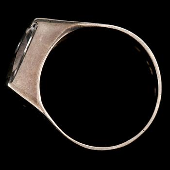 RING, silver samt fasettslipad bergskristall, Gussi, Malmö, 1960. Vikt 8 g.