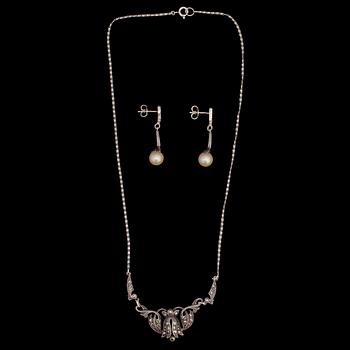 SMYCKESET, 2 delar, silver, markasiter och oäkta pärlor, 1900-talets mitt. Vikt 11 g.