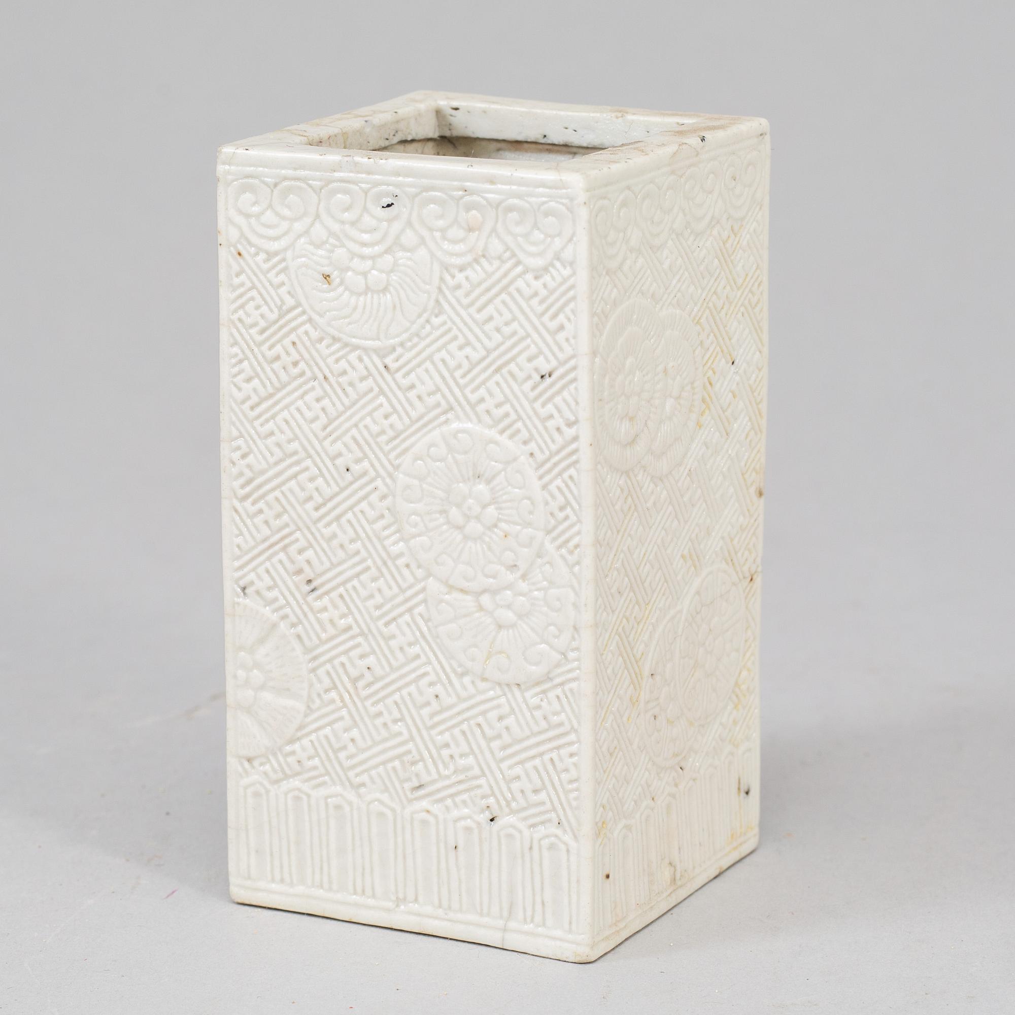 A white glazed brush pot, Qing dynasty, 19th Century.