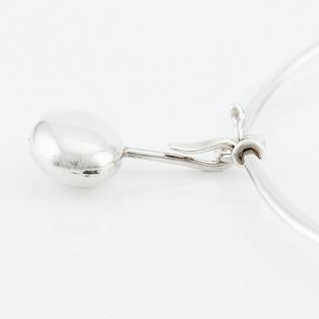 Vivianna Torun Bülow-Hübe, a necklace with  a pendant, model 410 and pendant 301, sterling silver, Georg Jensen, Copenhagen.