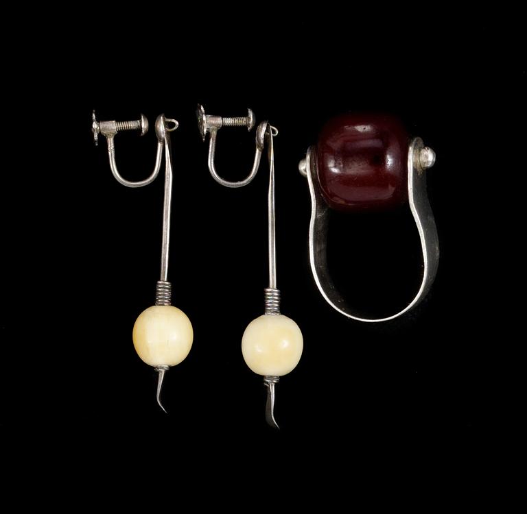 Vivianna Torun Bülow-Hübe, A pair of Torun Bülow Hübe earrings with bone beads and a ring with a burgundy glass bead, unmarked, made in her own workshop in Stockholm ca 1949.