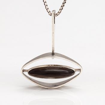 Elis Kauppi, A silver necklace with a tiger's eye. Kuoittaan kultaa, Turku 1961.