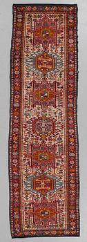 Gallerimatta, semiantik Karadja, ca 262 x 78 cm.