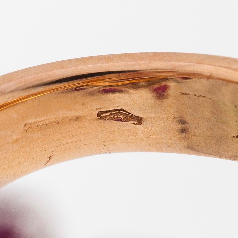 Sormus, 18K ruusukultaa, ovaaleja ja pisaramuotoisia rubiineja sekä briljanttihiottuja timantteja.