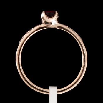 RING, 14k guld med turmalin 0,40ct och diamanter tot 0,10ct. Vikt ca 2,9 gram.
