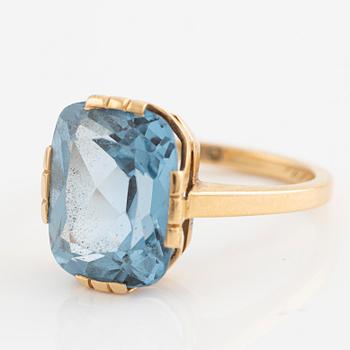 Ring 18K gold with blue stone.