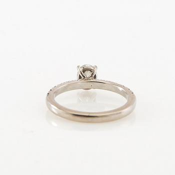 Ring, Patrik af Forselles, med ovalslipad diamant ca 0.57 ct.