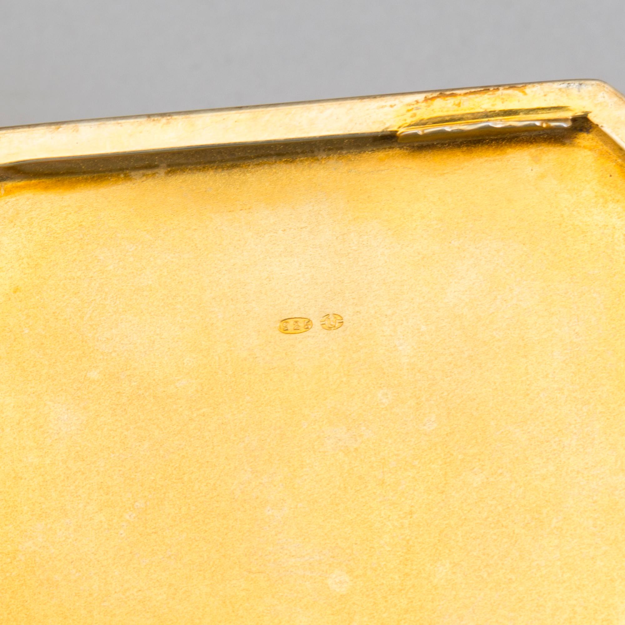 CIGARETTETUI, guillocherad emalj och sterlingsilver, engelska importstämplar, London 1927. Vikt 82 g.