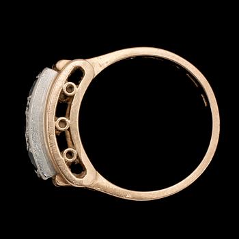 RING, 18k guld med briljantslipad diamant ca0,15ct och två safirer. 1953. Tot.vikt 8,6g.
