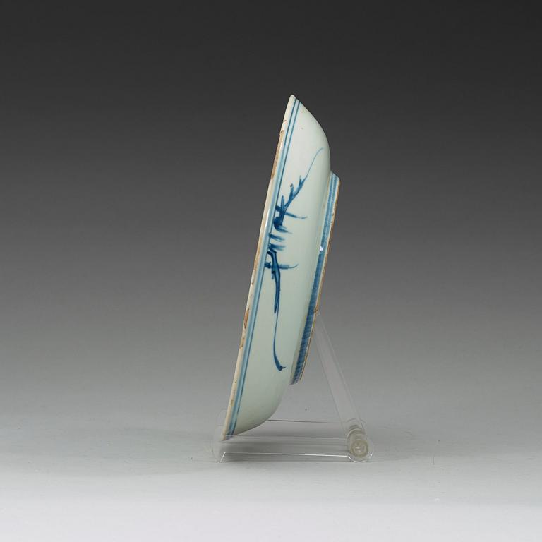 TALLRIKAR, tre stycken, porslin. Ming dynastin, Tianqi/Chongzhen 1600-tal.