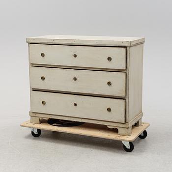 A painted chest of drawers, end of the 19th Century.