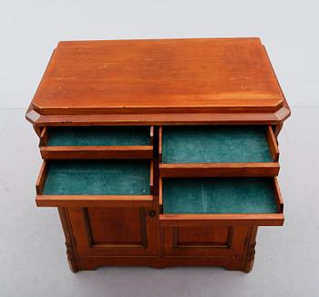 KOMMOD, omkring år 1900.