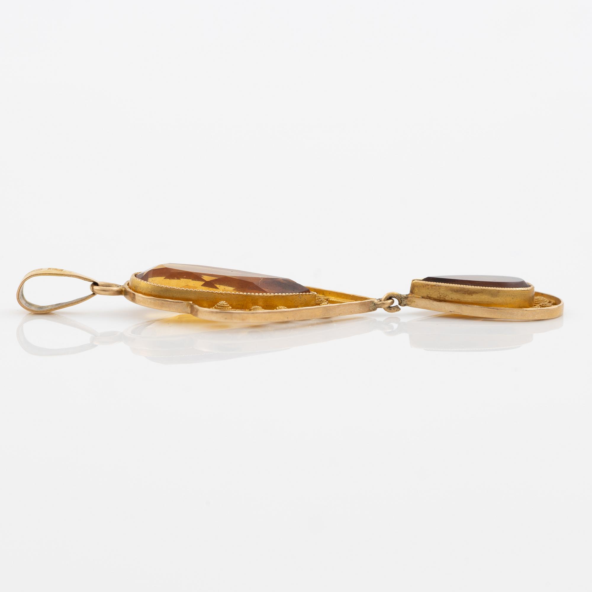 Pendant. 18K gold with citrines.